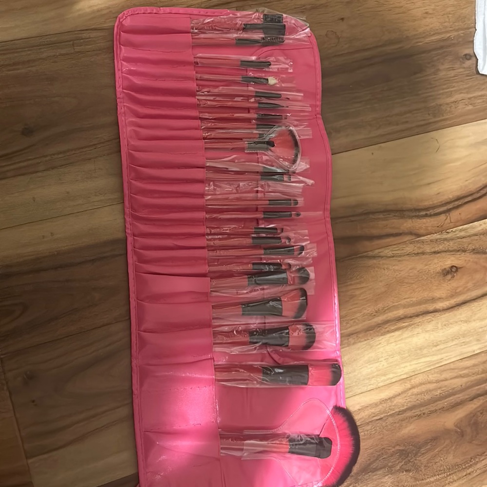 Hot pink Natural Make up Brushes